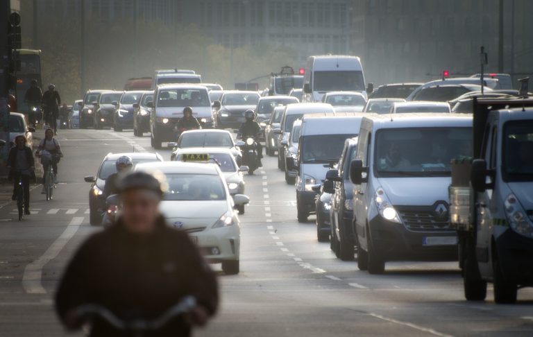Conduire en ville : conseils pratiques pour une conduite fluide et sécurisée