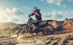Pilotes moto cross : quels équipements devez-vous avoir ?