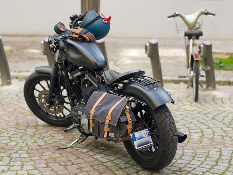 Sacoches cavalières ou sacoche de réservoir pour moto ?