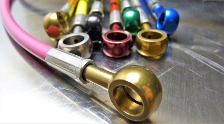 Des durites aviation pour améliorer le freinage de votre moto